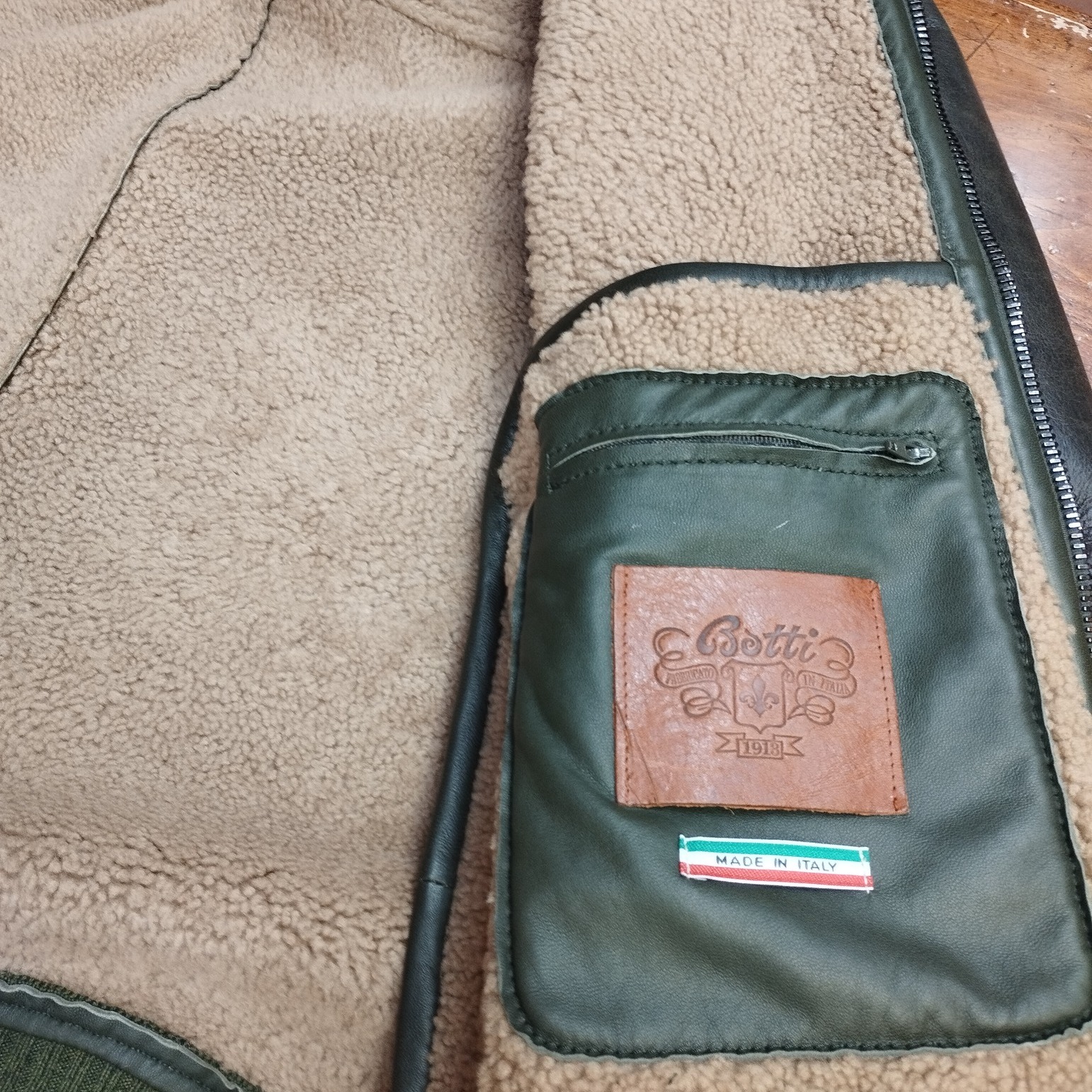 Montone Oliva Invecchiato - BOTTI - Shop on line luxuryleather italiancraftmanship Montone Oliva Invecchiato - BOTTI - Shop on line luxuryleather italiancraftmanship