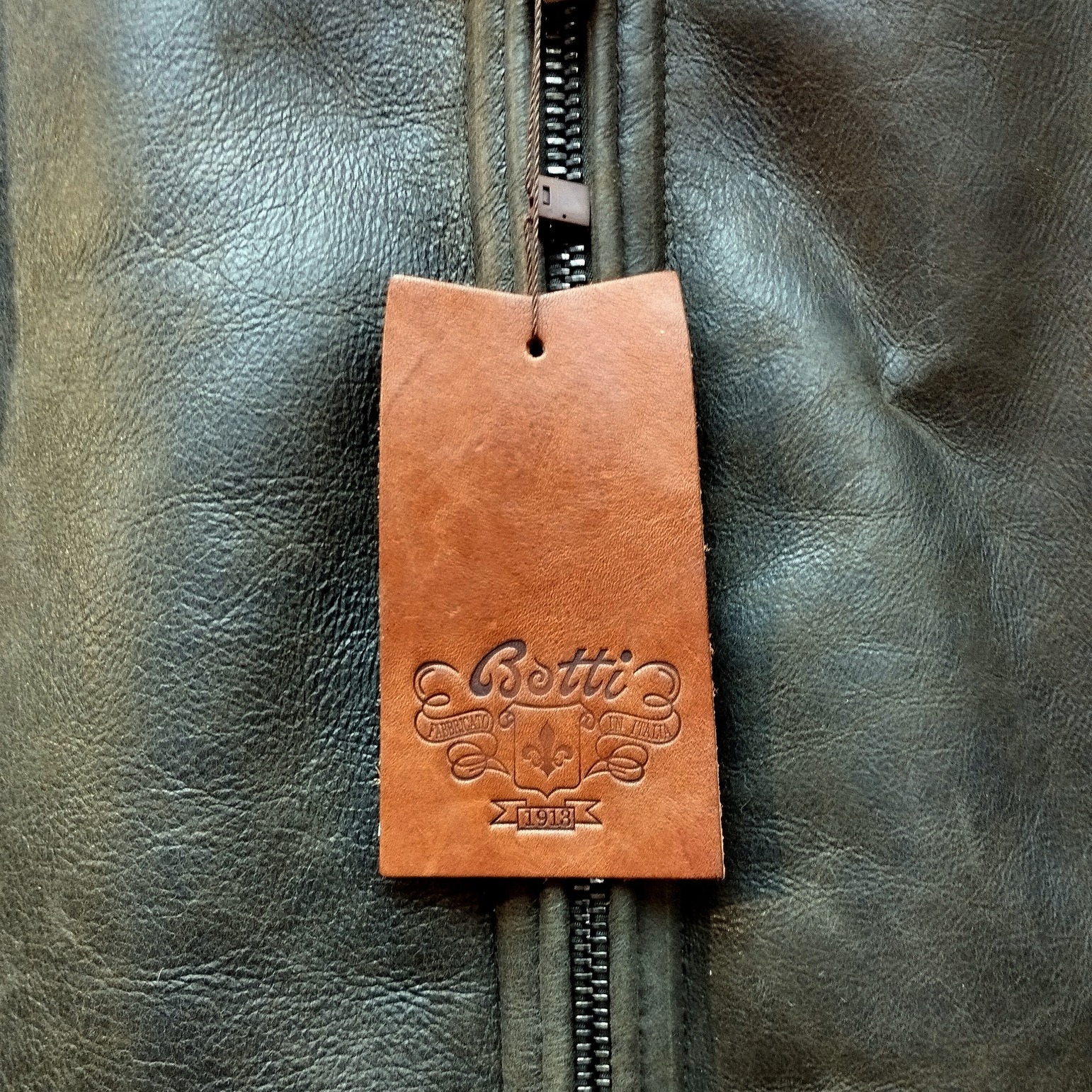 Montone Oliva Invecchiato - BOTTI - Shop on line luxuryleather italiancraftmanship Montone Oliva Invecchiato - BOTTI - Shop on line luxuryleather italiancraftmanship